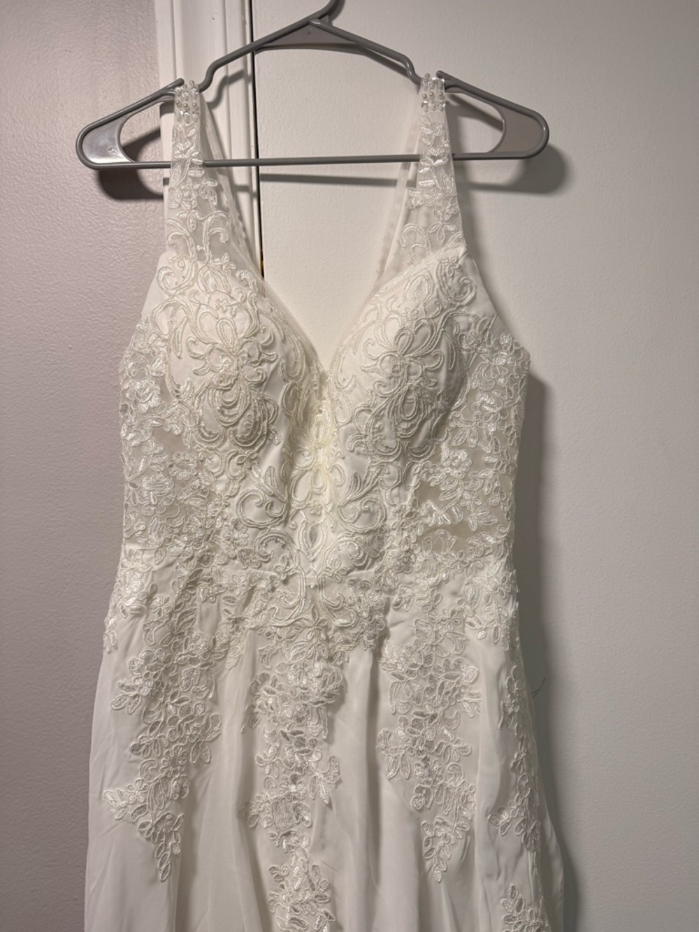 Ivory Lace Appliqué V-Neck Women's wedding dress